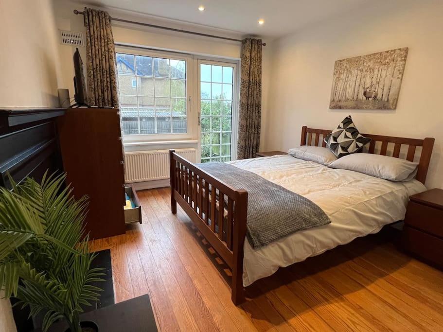 3 Bed Luxury House, 10 Min Walk To Underground Сasa de vacaciones