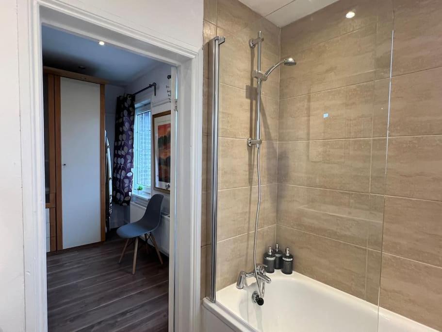 3 Bed Luxury House, 10 Min Walk To Underground Сasa de vacaciones *